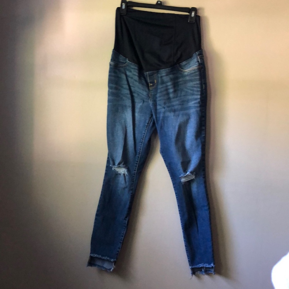 Maternity skinny crop destroyed jeans 🤰